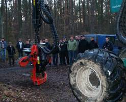 Uczestnicy konferencji zapoznają się z harwesterem Gremo