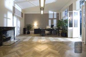 Drewniana podłoga w czasie karnawału