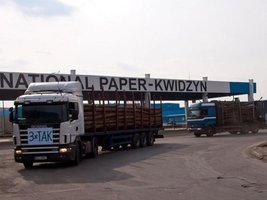 Prawidłowo załadowane ciężarówki zdaniem transportowców i przepisów drogowych nie powinny przewozić więcej niż 25 m3 drewna.