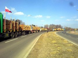 Protest firm transportowych przed zakładami StoraEnso w Ostrołęce