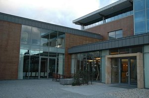 Drewniane akcenty w nowoczesnej architekturze budynków użyteczności publicznej