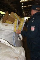 Służba Celna sprawdza big-bagi z pelletem wewnątrz których ukryto przemycane papierosy.