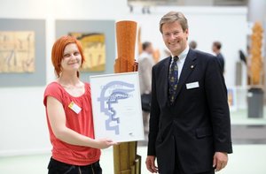 Cindy König zdobywczyni 1. nagrody w konkursie Młoda sztuka organizowanej w ramach wystawy Cuda z drewna. Nagrodę wręcza Stephan Ph. Kühne, członek zarzadu Deutschen Messe AG 