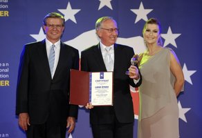 Statuetki i przyznane certyfikaty w imieniu Kolekcji Mebli KLOSE odebrał Prezes Zarządu Wojciech Gieburowski.
