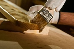 Proces impregnacji rozpoczynamy od nałożenia bezbarwnej wersji impregnatu, która głęboko wnika w drewno i zabezpiecza przed zagrożeniami biologicznymi.