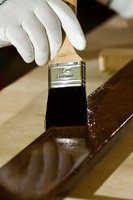 Zaleca się nałożenie drugiej warstwy impregnatu kolorowego, dzięki temu maksymalnie podkreślimy estetyczne walory drewna.
