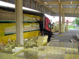Prawie 3 mln sztuk papierosów ukryto w ładunku elementów domków drewnianych