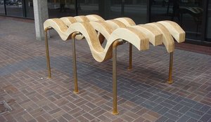 Pomysłowe stojaki rowerowe z drewna