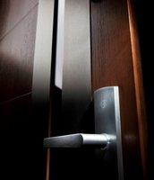 Jak dbać o drzwi drewniane