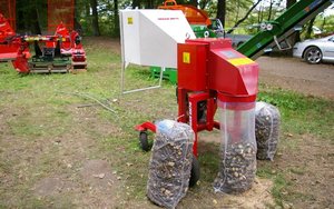 Rębak do gałęzi z sytemem pakowania materiału przeznaczonego na opał