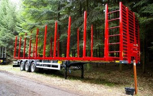 Naczepa do transportu drewna kłodowanego