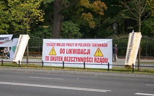Sytuację branży symbolizowały ustawione trumny