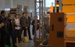 Zainteresowanie zwiedzających podczas pokazów pracy obrabiarki CNC