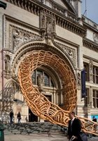 TIMBER WAVE przy wejściu do Muzeum Wiktorii i Alberta w Londynie