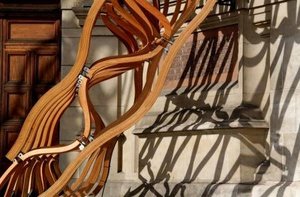 TIMBER WAVE przy wejściu do Muzeum Wiktorii i Alberta w Londynie
