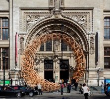 TIMBER WAVE przy wejściu do Muzeum Wiktorii i Alberta w Londynie