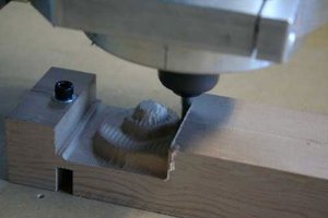 Kopiarka CNC wykonuje kopię skrzypiec Stradivariusa