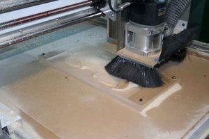 Kopiarka CNC wykonuje kopię skrzypiec Stradivariusa