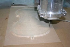 Kopiarka CNC wykonuje kopię skrzypiec Stradivariusa