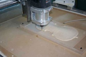 Kopiarka CNC wykonuje kopię skrzypiec Stradivariusa
