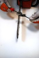Zastosowanie prowadnika pilnika pozwala utrzymać odpowiedni kąt ostrzenia łańcucha