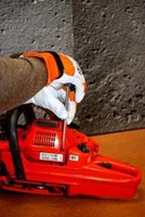 Demontaż osłony pozwoli na ocenę stanu technicznego elementów pilarki