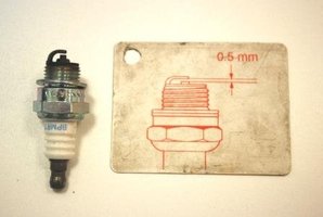 Skontrolowanie szczeliny pomiędzy elektrodami świecy