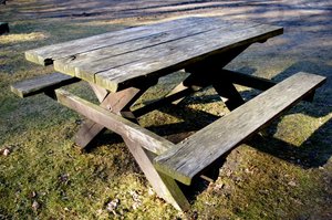 Meble, altany, płoty, pergole - wiosenna renowacja drewna ogrodowego