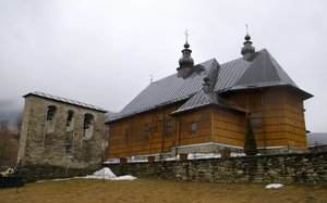 Drewniany kościół w Wierchomli (dawniejsza cerkiew) otrzymał nowy dach w ramach projektu ochrony Podkowca małego