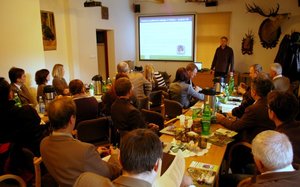 Rafał Szkudlarek opowiada o programie ochrony podkowca małego podczas seminarium w Roztoce Rycerskiej