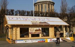 Pływający dom z drewna na targach Drewood