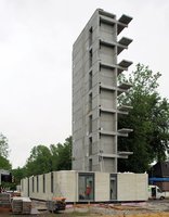 Montaż elementów pierwszej kondygnacji wokół betonowej klatki schodowej