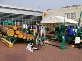 Pokazy pracy maszyn to dobry sposób na przyciągnięcie uwagi zwiedzających targi...