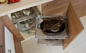 Prostokątny kształt magic corner sprawia, że łatwiej dopasowuje się on do kształtu szafki narożnej niż zwykła półki obrotowe typu karuzela, a w konsekwencji lepiej wykorzystuje całą jej przestrzeń.