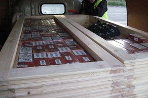 Okna i drzwi pełne papierosów