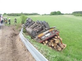 Wypadek ciężarówki przewożącej drewno