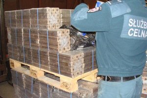 Przemyt papierosów w ładunku brykietu