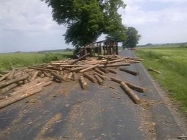 Niebezpieczna kolizja pojazdu transportującego drewno