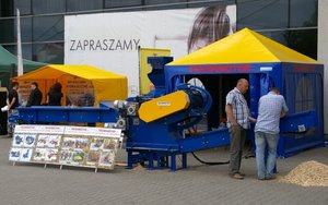 Targi PELLETS-EXPO stoiska przed Halą Łuczniczka