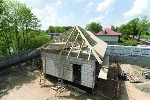 Zalety płyty MFP jako pokrycia dachowego można wzmocnić przez zastosowanie deskowania dodatkowo ocieplonego styropianem