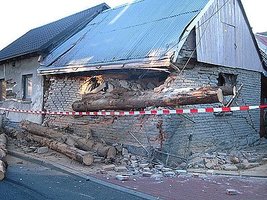 Kłody drewna poważnie uszkodziły dwa przydrożne budynki