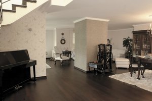 Podłoga o wytwornej barwie gorzkiej czekolady – deski podłogowe iFLOOR z Wenge 