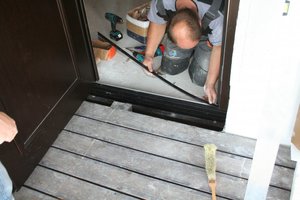 Postaw na ciepły próg, by nie ciągnęło spod drzwi