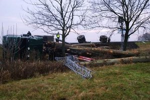 Tragiczny wypadek z udziałem ciężarówki przewożącej dłużyce