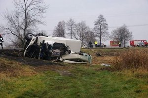 Tragiczny wypadek z udziałem ciężarówki przewożącej dłużyce