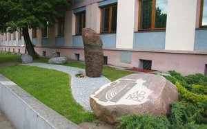 Kompozycja czterech głazów powstała dla uczczenia 60 rocznicy powstania ITD