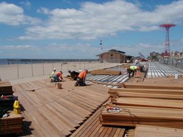 Promenada na plaży Coney Island realizowana z drewna cumaru przez Mataverde Premium Hardwood Decking