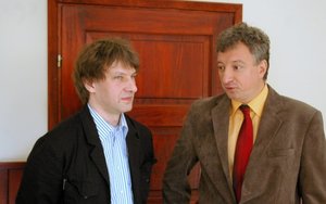 Michał Woźniak autor prac prezentowanych na wystawie i prof. dr hab. Andrzej Czerniak, Prodziekan Wydziału Leśnego