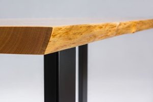 Stół jadalny wykonany ręcznie z drewna dębowego, o wymiarach blatu 85x240 cm oraz grubości na poziomie 5,5 cm
