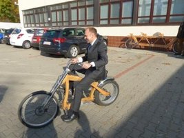 Zgodnie z regulaminem konkursu ogłoszonego przez przez studentów Wydziału Technologii Drewna warunkiem wzięcia udziału w zabawie było zbudowanie wehikułu z drewna lub z materiałów drewnopodobnych. Na tak skonstruowanym dwukołowym pojeździe konstruktor mus